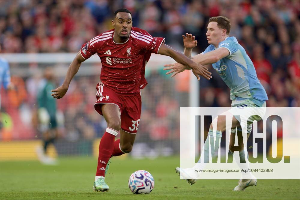 Football - FA Premier League - Liverpool FC v Manchester City FC LIVERPOOL, ENGLAND - Sunday, October 11, 2026: Liverpool s Ryan Gravenberch is challenged by Manchester City s Elliot Anderson (R) during the FA Premier League match between Liverpool FC and Manchester City FC at Anfield. (Photo by David Rawcliffe Propaganda) LIVERPOOL Anfield MERSEYSIDE ENGLAND