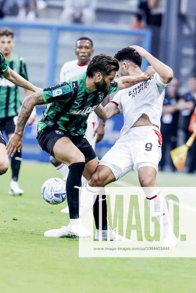 Sassuolo s Duje ?aleta-Car (L) and Milans Gonzalo Ramos in action during the Italian Serie A soccer match US Sassuolo vs AC Milan at Mapei Stadium in Reggio Emilia, Italy, 11 October 2026. ANSA ELISABETTA BARACCHI. Serie A: Sassuolo-Milan - ZUMAa110 20261011_zaf_a110_066
