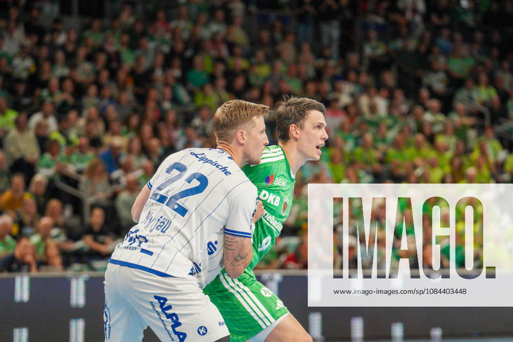 Im Bild: Adam Nyfjaell (TBV Lemgo Lippe, 22), Frederik Simak (Fuechse Berlin, 9) 11.10.2026, Fuechse Berlin - TVB Lemgo Lippe, HBL, Handball-Bundesliga, Saison 2026 27, Max-Schmeling-Halle
