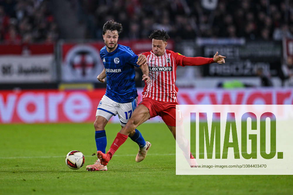 Fussball, Saison 2026 2027, Bundesliga, SC Freiburg - FC Schalke 04, Adrian Gantenbein (FC Schalke 04), Derry Scherhant (SC Freiburg) xRHR-FOTO YYx