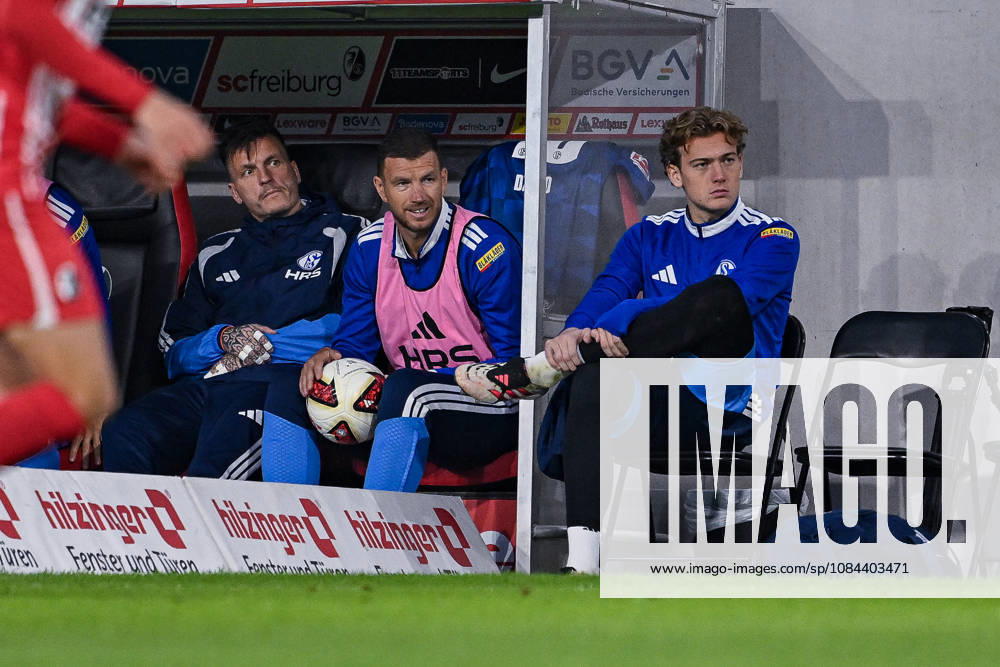 Fussball, Saison 2026 2027, Bundesliga, SC Freiburg - FC Schalke 04, Torwart Kevin Müller (FC Schalke 04), Edin Džeko Dzeko (FC Schalke 04) auf der Auswechselbank, xRHR-FOTO YYx