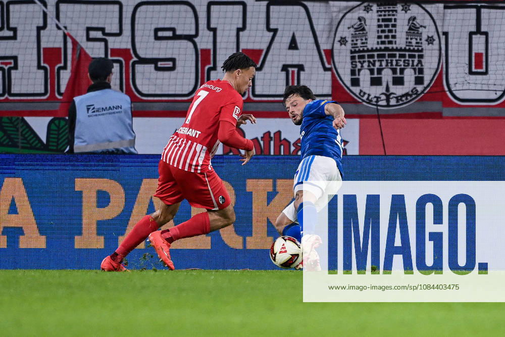 Fussball, Saison 2026 2027, Bundesliga, SC Freiburg - FC Schalke 04, Derry Scherhant (SC Freiburg), Adrian Gantenbein (FC Schalke 04) xRHR-FOTO YYx