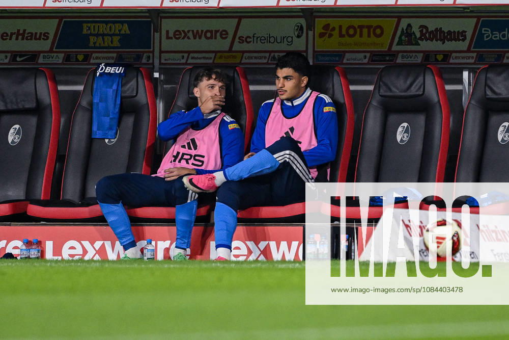 Fussball, Saison 2026 2027, Bundesliga, SC Freiburg - FC Schalke 04, Vitalie Becker (FC Schalke 04), Mertcan Ayhan (FC Schalke 04) auf der Auswechselbank, xRHR-FOTO YYx