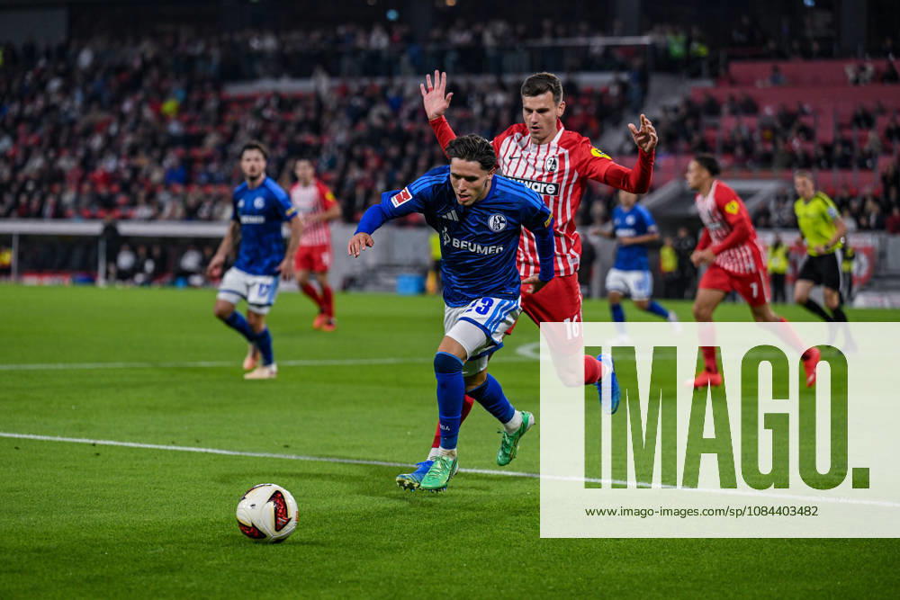 Fussball, Saison 2026 2027, Bundesliga, SC Freiburg - FC Schalke 04, Soufiane El-Faouzi (FC Schalke 04), Yannik Engelhardt (SC Freiburg) xRHR-FOTO YYx