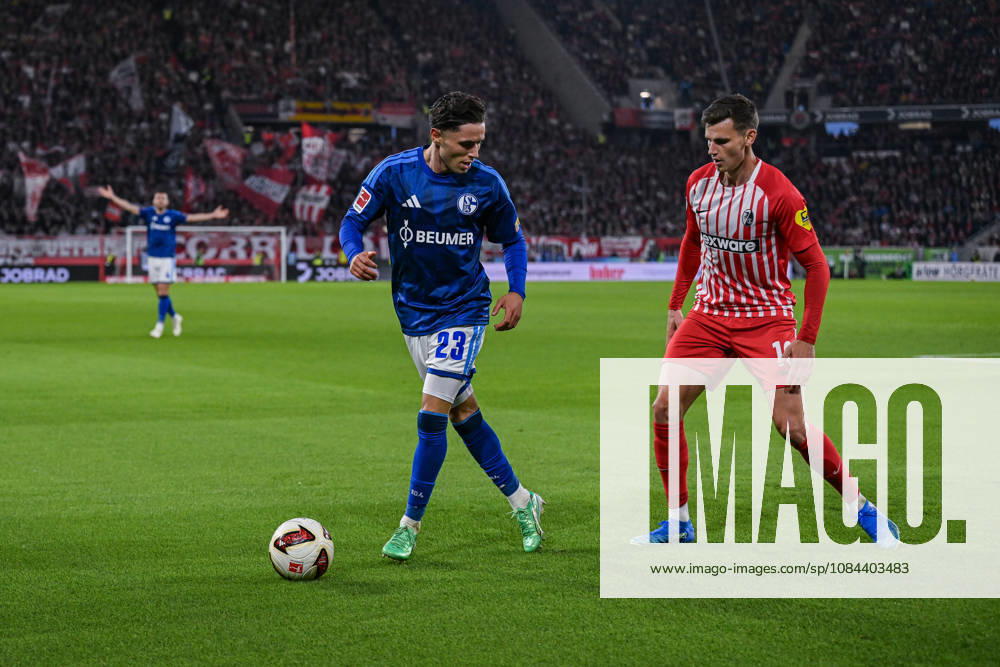 Fussball, Saison 2026 2027, Bundesliga, SC Freiburg - FC Schalke 04, Soufiane El-Faouzi (FC Schalke 04), Yannik Engelhardt (SC Freiburg) xRHR-FOTO YYx