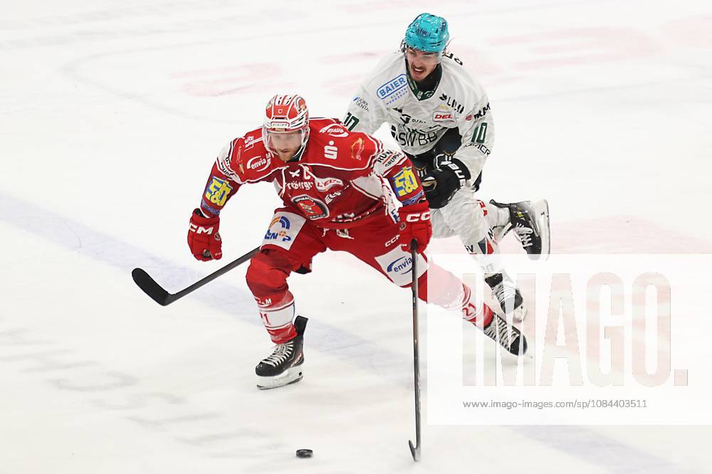 Sahnpark Crimmitschau 11.10.2026 Saison 2026 27 Eishockey 2. Bundesliga Hauptrunde Spiel 8. Kunsteisstadion Sachsen Sachsenderby Derby Eispiraten Eispiraten - Bietigheim Steelers Mirko Sacher EPC rot - David Cerny Bietigheim Crimmitschau Sachsen Germany