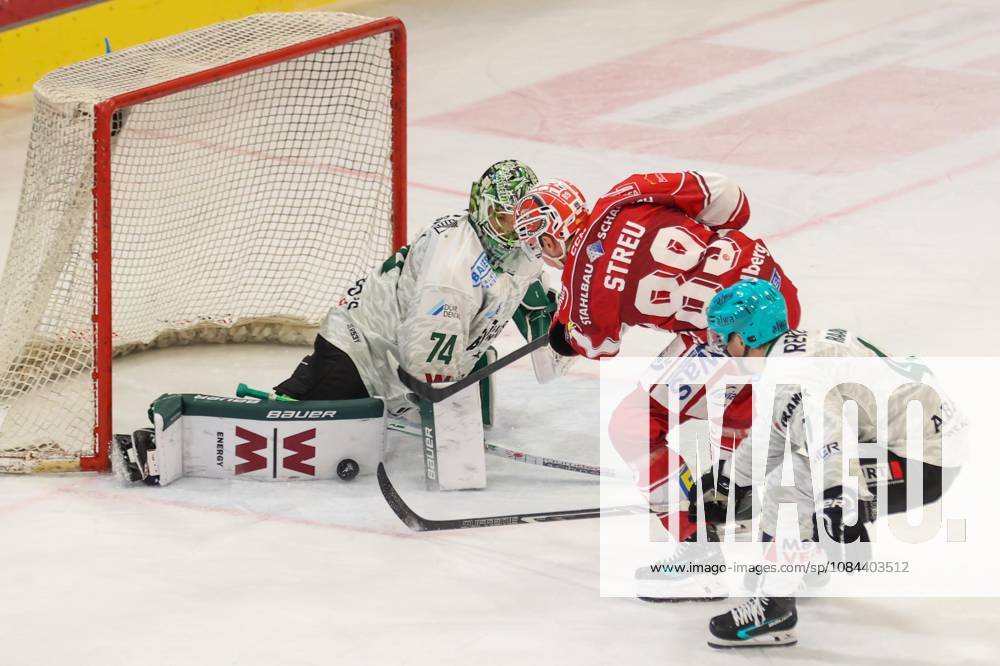 Sahnpark Crimmitschau 11.10.2026 Saison 2026 27 Eishockey 2. Bundesliga Hauptrunde Spiel 8. Kunsteisstadion Sachsen Sachsenderby Derby Eispiraten Eispiraten - Bietigheim Steelers Sebastian Streu EPC scheitert hier an Keanu Salmik Torhüter Bietigheim - Steven Raabe Bietigheim kann Streu nicht halten Crimmitschau Sachsen Germany
