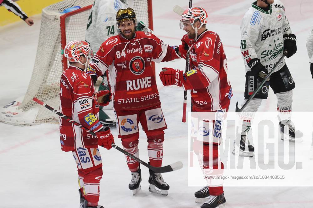 Sahnpark Crimmitschau 11.10.2026 Saison 2026 27 Eishockey 2. Bundesliga Hauptrunde Spiel 8. Kunsteisstadion Sachsen Sachsenderby Derby Eispiraten Eispiraten - Bietigheim Steelers Jubel EPC Collin Adams Louis Brune und Jarno Kärki von links Crimmitschau Sachsen Germany