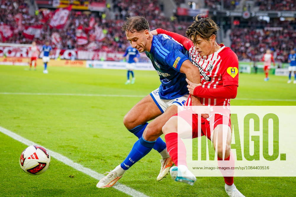 Deutschland: Fußball Bundesliga 2026 - 2027, 5. Spieltag - SC Freiburg - FC Schalke 04 - Europa-Park-Stadion (Freiburg): Nikola Katic (FC Schalke 04, 25) und Yuito Suzuki (SC Freiburg, 14) im Zweikampf