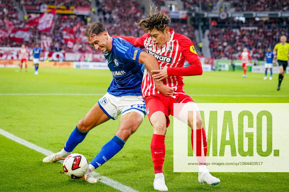 Deutschland: Fußball Bundesliga 2026 - 2027, 5. Spieltag - SC Freiburg - FC Schalke 04 - Europa-Park-Stadion (Freiburg): Nikola Katic (FC Schalke 04, 25) und Yuito Suzuki (SC Freiburg, 14) im Zweikampf