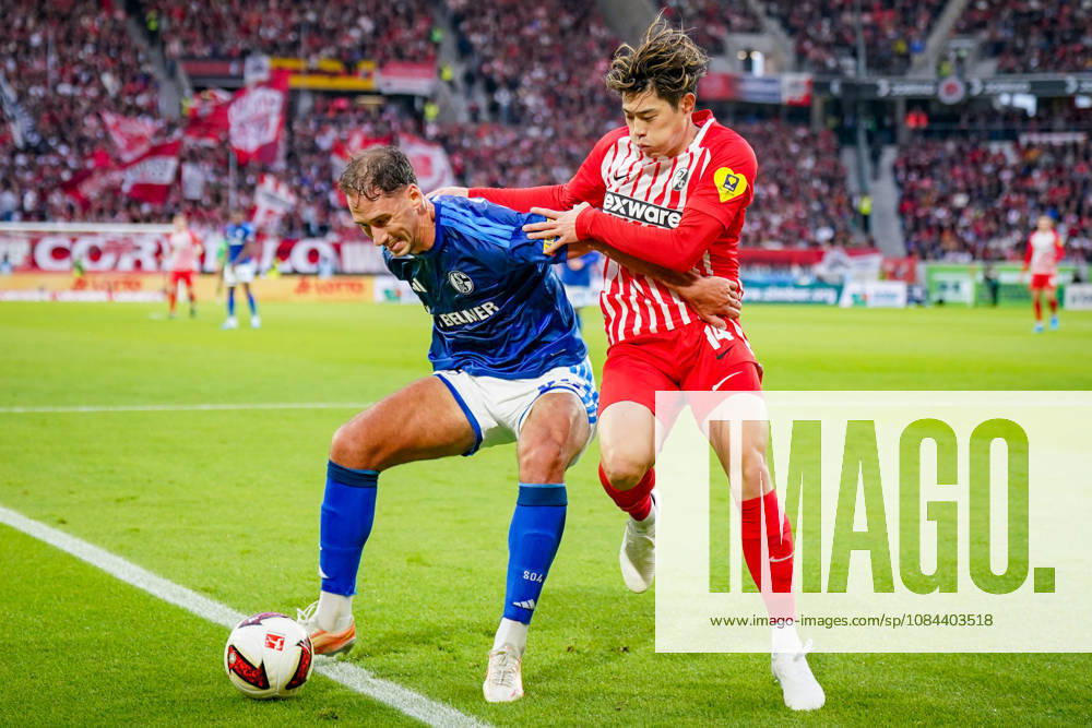 Deutschland: Fußball Bundesliga 2026 - 2027, 5. Spieltag - SC Freiburg - FC Schalke 04 - Europa-Park-Stadion (Freiburg): Nikola Katic (FC Schalke 04, 25) und Yuito Suzuki (SC Freiburg, 14) im Zweikampf