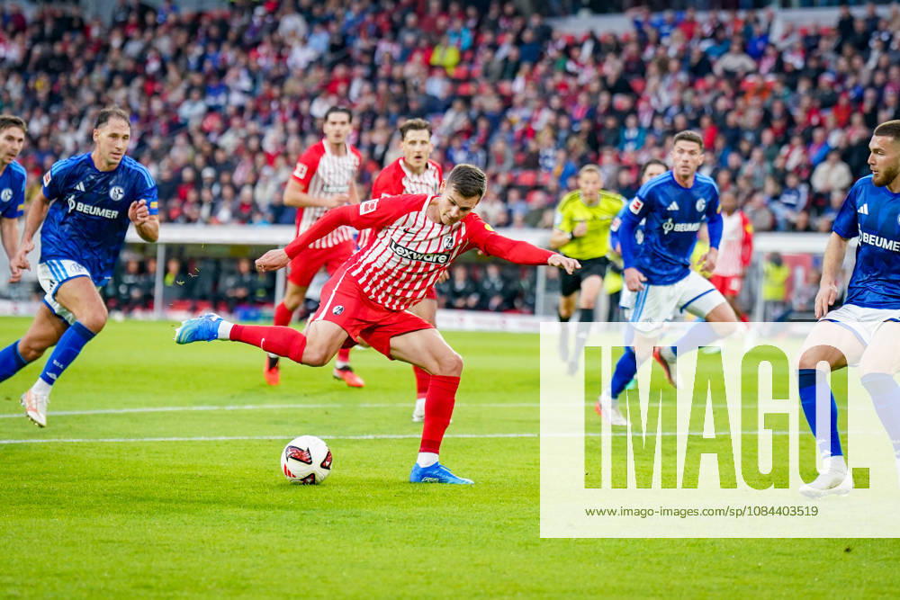 Deutschland: Fußball Bundesliga 2026 - 2027, 5. Spieltag - SC Freiburg - FC Schalke 04 - Europa-Park-Stadion (Freiburg): Yannik Engelhardt (SC Freiburg, 16) am Ball