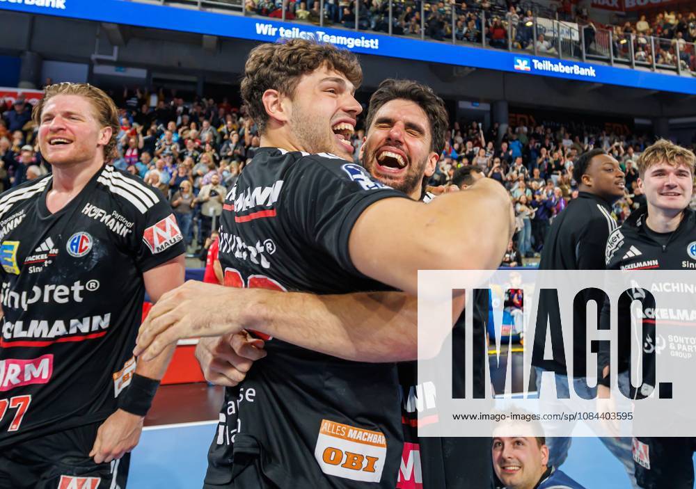 Handball - 1. Bundesliga OPEL HBL - Saison 2026 2027 - 08. Spieltag: HC Erlangen Metropolregion Nürnberg HCE - MT Melsungen - DaMa - - Jubel Freude nach Spielende - Tobias Buck (39, HC Erlangen HCE ) Eloy Morante Maldonado (22, HC Erlangen HCE )