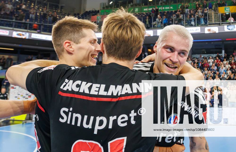 Handball - 1. Bundesliga OPEL HBL - Saison 2026 2027 - 08. Spieltag: HC Erlangen Metropolregion Nürnberg HCE - MT Melsungen - DaMa - - Jubel Freude nach Spielende - Viggo Kristjansson (73, HC Erlangen HCE ) Christopher Bissel (21, HC Erlangen HCE ) Marek Nissen (6, HC Erlangen HCE )