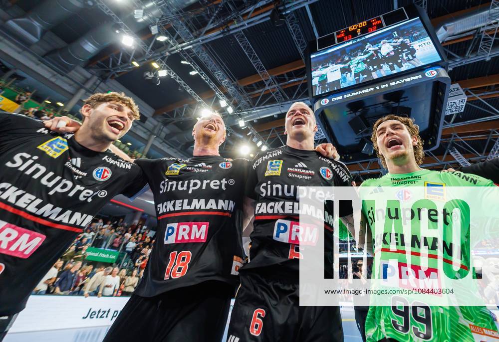 Handball - 1. Bundesliga OPEL HBL - Saison 2026 2027 - 08. Spieltag: HC Erlangen Metropolregion Nürnberg HCE - MT Melsungen - DaMa - - Jubel Freude nach Spielende - Tobias Buck (39, HC Erlangen HCE ) Sebastian Firnhaber (18, HC Erlangen HCE ) Marek Nissen (6, HC Erlangen HCE ) Tin Herceg (99, HC Erlangen HCE )