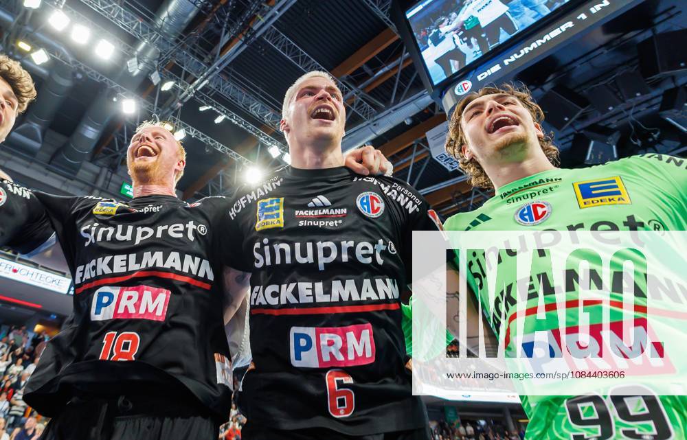 Handball - 1. Bundesliga OPEL HBL - Saison 2026 2027 - 08. Spieltag: HC Erlangen Metropolregion Nürnberg HCE - MT Melsungen - DaMa - - Jubel Freude nach Spielende - Sebastian Firnhaber (18, HC Erlangen HCE ) Marek Nissen (6, HC Erlangen HCE ) Tin Herceg (99, HC Erlangen HCE )