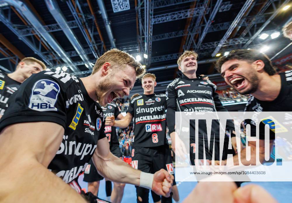 Handball - 1. Bundesliga OPEL HBL - Saison 2026 2027 - 08. Spieltag: HC Erlangen Metropolregion Nürnberg HCE - MT Melsungen - DaMa - - Jubel Freude nach Spielende - Christopher Bissel (21, HC Erlangen HCE ) Eloy Morante Maldonado (22, HC Erlangen HCE ) und Mannschaft Team