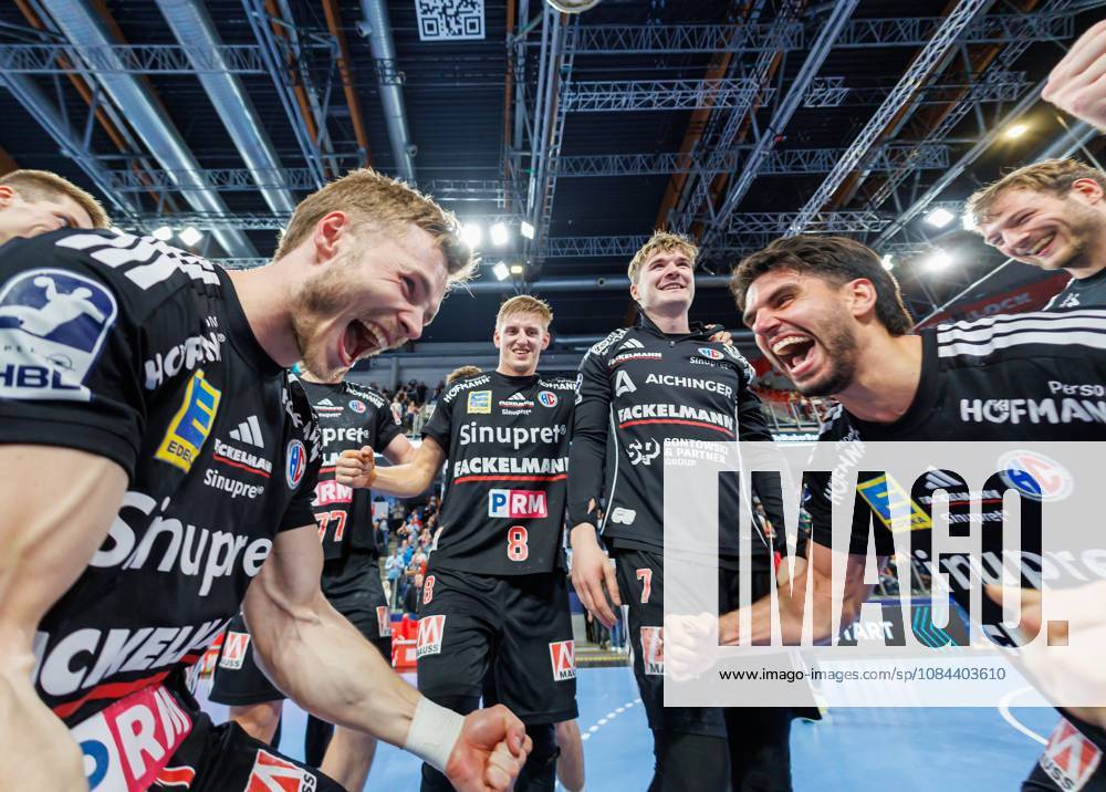 Handball - 1. Bundesliga OPEL HBL - Saison 2026 2027 - 08. Spieltag: HC Erlangen Metropolregion Nürnberg HCE - MT Melsungen - DaMa - - Jubel Freude nach Spielende - Christopher Bissel (21, HC Erlangen HCE ) Eloy Morante Maldonado (22, HC Erlangen HCE ) und Mannschaft Team