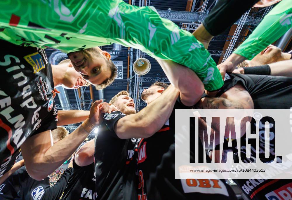 Handball - 1. Bundesliga OPEL HBL - Saison 2026 2027 - 08. Spieltag: HC Erlangen Metropolregion Nürnberg HCE - MT Melsungen - DaMa - - Jubel Freude nach Spielende - Mannschaft Team des HCE ballt Faust Fäuste