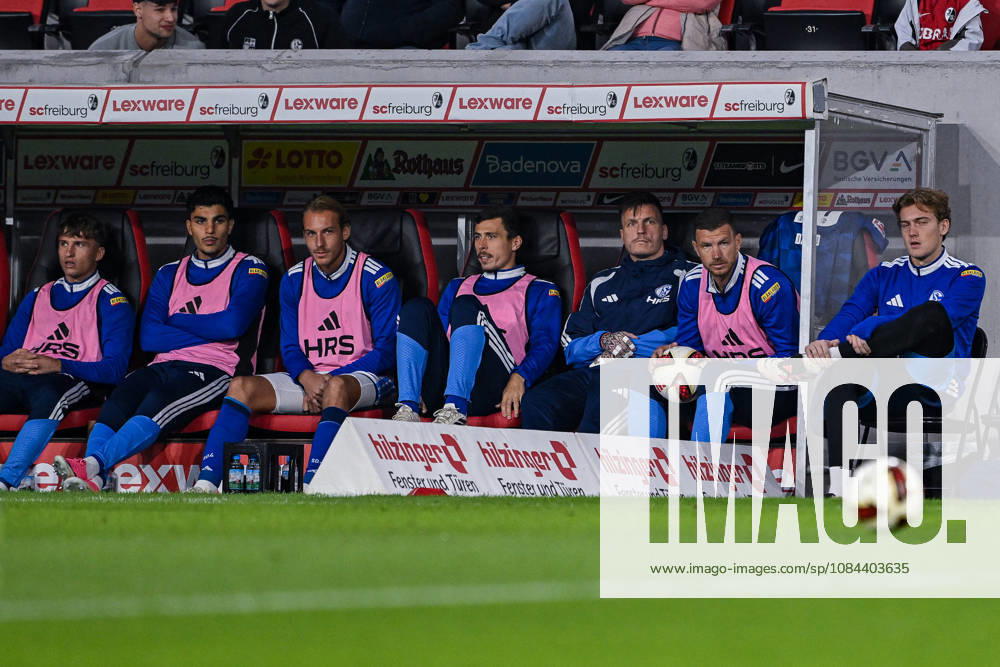 Fussball, Saison 2026 2027, Bundesliga, SC Freiburg - FC Schalke 04, Vitalie Becker (FC Schalke 04), Mertcan Ayhan (FC Schalke 04), Timo Becker (FC Schalke 04), Ron Schallenberg (FC Schalke 04), Torwart Kevin Müller (FC Schalke 04), Edin Džeko Dzeko (FC Schalke 04) auf der Auswechselbank, xRHR-FOTO YYx