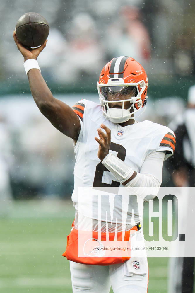 Oct 11, 2026; East Rutherford, NJ, USA; Cleveland Browns quarterback Shedeur Sanders (2) warms up prior to an NFL, American Football Herren, USA game against the New York Jets at MetLife Stadium. Mandatory Credit: -Cal Media NFL 2026: Browns Vs Jets OCT 11 - ZUMAc04_ 20261011_zma_c04_034