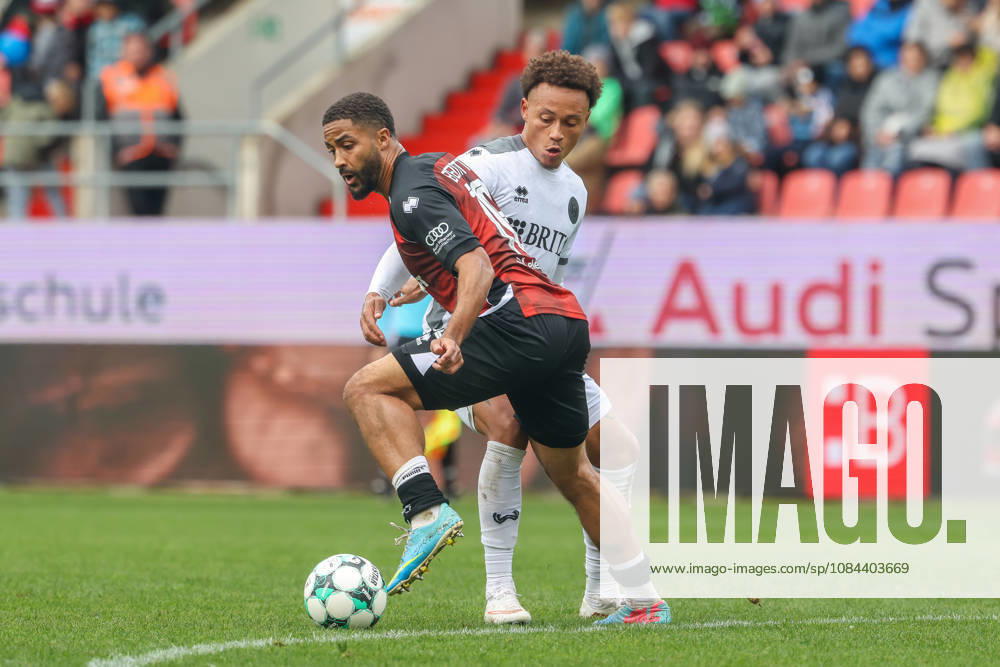 Ingolstadt, Deutschland 11. Oktober 2026: 3. Liga - 2026 2027 - 8. Spieltag - FC Ingolstadt 04 gegen SV Wehen Wiesbaden Im Bild: v. li. im Zweikampf Keanan Bennetts (FCI) und Roberto Massimo (SVWW) DFB DFL regulations prohibit any use of photographs as image sequences and or quasi-video