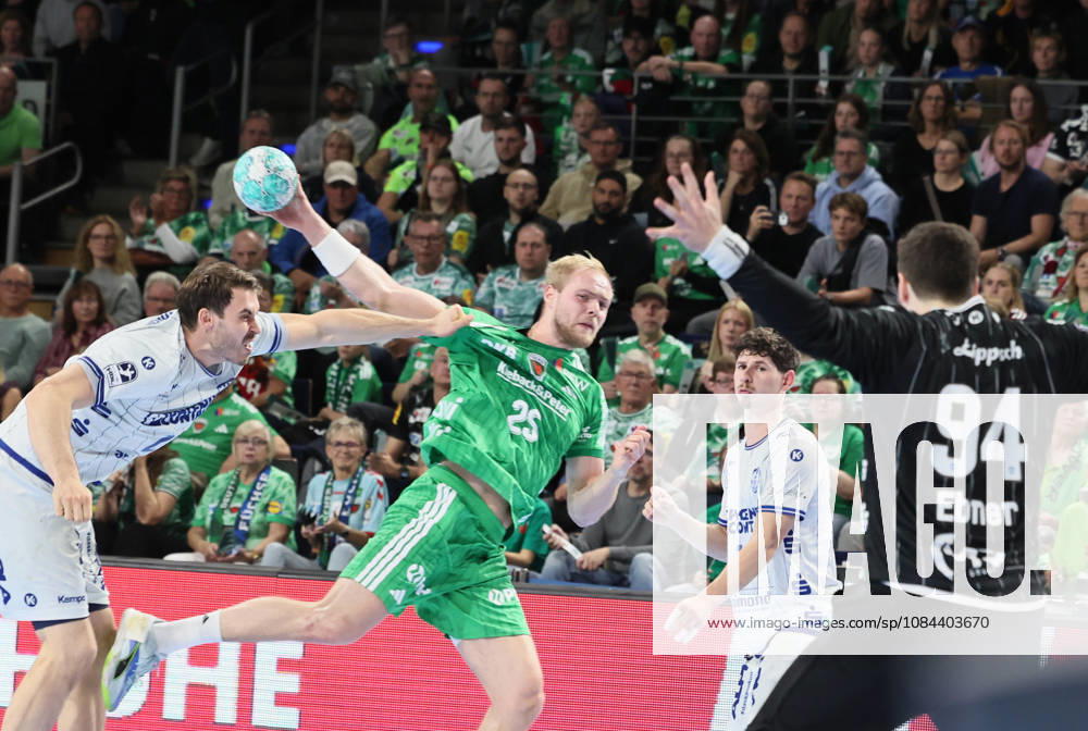 GER HBL Saison 2026 2027 FÜCHSE Berlin vs. TBV Lemgo, 11.10.26, MAX-SCHMELING-HALLE, Berlin, Matthes LANGHOFF (Füchse Berlin 25) setzt sich auf der halblinken Position durch und verwandelt gegen Domenico EBNER (TBV Lemgo Lippe 94)