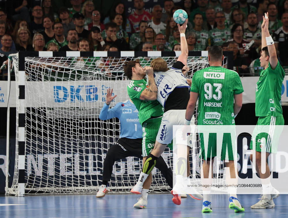 GER HBL Saison 2026 2027 FÜCHSE Berlin vs. TBV Lemgo, 11.10.26, MAX-SCHMELING-HALLE, Berlin, Aymeric ZAEPFEL (Füchse Berlin 30) stellt Lukas HUTECEK (TBV Lemgo Lippe 2), Abwehrarbeit FÜCHSE Berlin