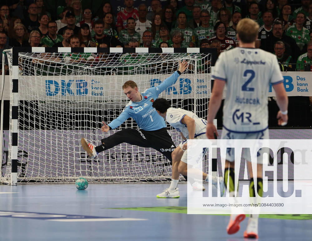 GER HBL Saison 2026 2027 FÜCHSE Berlin vs. TBV Lemgo, 11.10.26, MAX-SCHMELING-HALLE, Berlin, Lasse LUDWIG (Füchse Berlin 1) kann den Strafwurf von Lukas HUTECEK (TBV Lemgo Lippe 2) lnicht entschärfen