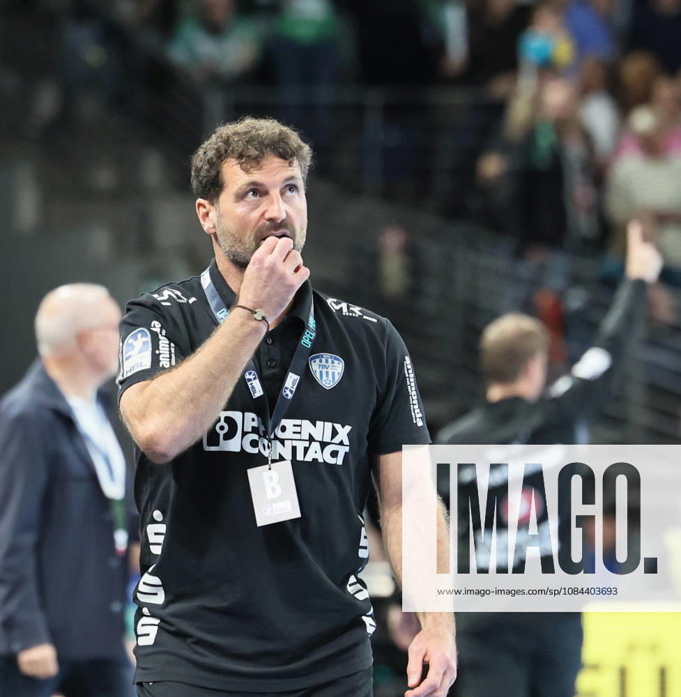 GER HBL Saison 2026 2027 FÜCHSE Berlin vs. TBV Lemgo, 11.10.26, MAX-SCHMELING-HALLE, Berlin, Florian KEHRMANN (TBV Lemgo Lippe_Trainer) blickt skeptisch zur Anzeigetafel, Blick, an der Seitenlinie