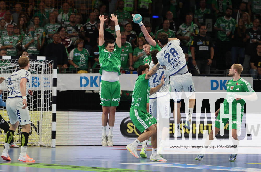 GER HBL Saison 2026 2027 FÜCHSE Berlin vs. TBV Lemgo, 11.10.26, MAX-SCHMELING-HALLE, Berlin, Hendrik WAGNER (TBV Lemgo Lippe 28) mit dem letzten Wurf vor der Halbzeit, Mijajlo MARSENIC (Füchse Berlin 93) blockt mit einer Hand, Abwehrarbeit