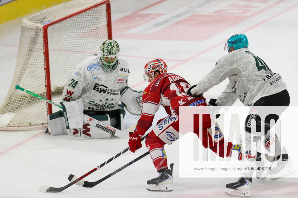 Sahnpark Crimmitschau 11.10.2026 Saison 2026 27 Eishockey 2. Bundesliga Hauptrunde Spiel 8. Kunsteisstadion Sachsen Sachsenderby Derby Eispiraten Eispiraten - Bietigheim Steelers Collin Adams EPC rot - Tim Schüle Bietigheim und Torhüter Kevin Reich Crimmitschau Sachsen Germany