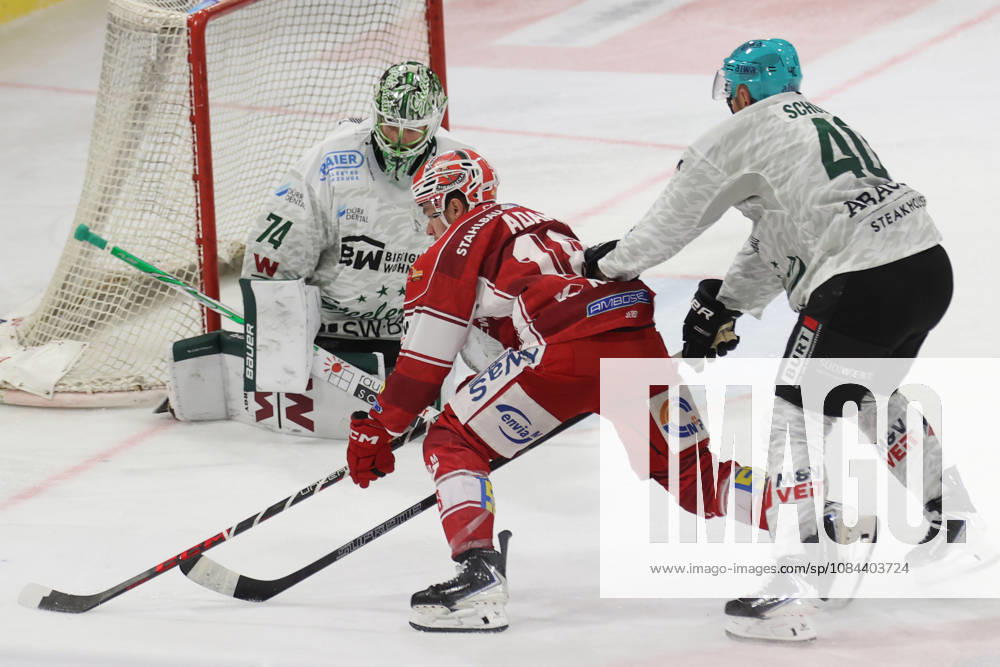Sahnpark Crimmitschau 11.10.2026 Saison 2026 27 Eishockey 2. Bundesliga Hauptrunde Spiel 8. Kunsteisstadion Sachsen Sachsenderby Derby Eispiraten Eispiraten - Bietigheim Steelers Collin Adams EPC rot - Tim Schüle Bietigheim und Torhüter Kevin Reich Crimmitschau Sachsen Germany