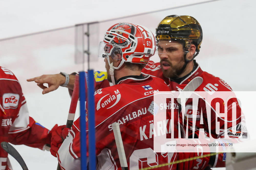 Sahnpark Crimmitschau 11.10.2026 Saison 2026 27 Eishockey 2. Bundesliga Hauptrunde Spiel 8. Kunsteisstadion Sachsen Sachsenderby Derby Eispiraten Eispiraten - Bietigheim Steelers Jarno Kärki und Louis Brune beide EPC sprechen an der Auswechselbank Crimmitschau Sachsen Germany