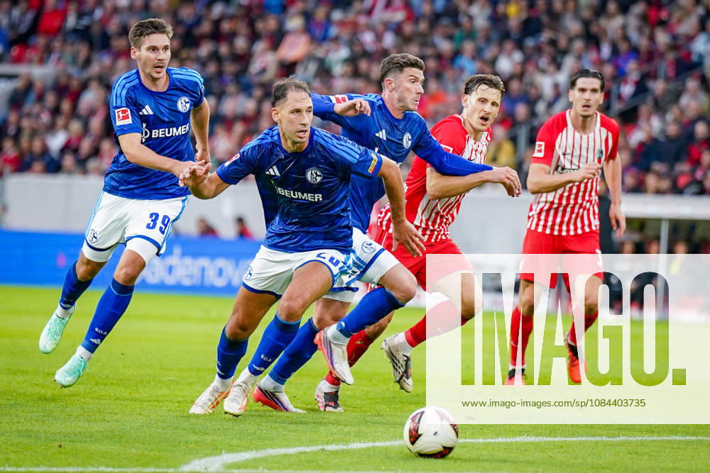 Deutschland: Fußball Bundesliga 2026 - 2027, 5. Spieltag - SC Freiburg - FC Schalke 04 - Europa-Park-Stadion (Freiburg): Nikola Katic (FC Schalke 04, 25) Robin Gosens (FC Schalke 04, 8) Maximilian Wöber (FC Schalke 04, 39) Maximilian Eggestein (SC Freiburg, 8) Igor Matanovic (SC Freiburg, 31)