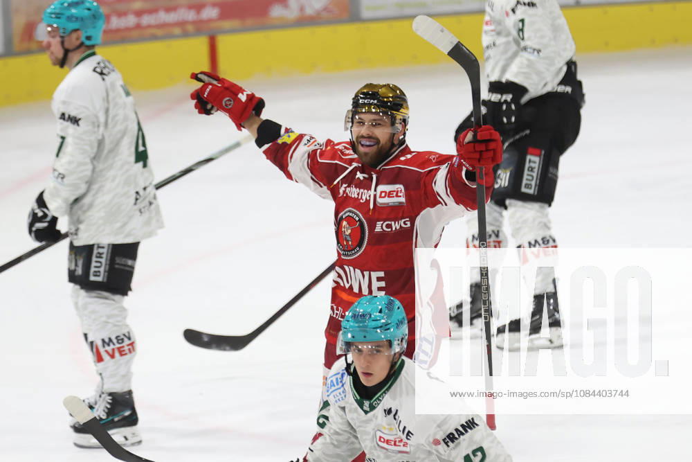 Sahnpark Crimmitschau 11.10.2026 Saison 2026 27 Eishockey 2. Bundesliga Hauptrunde Spiel 8. Kunsteisstadion Sachsen Sachsenderby Derby Eispiraten Eispiraten - Bietigheim Steelers Louis Brune EPC Jubelt nach seinem Tor zum 3:1 Crimmitschau Sachsen Germany