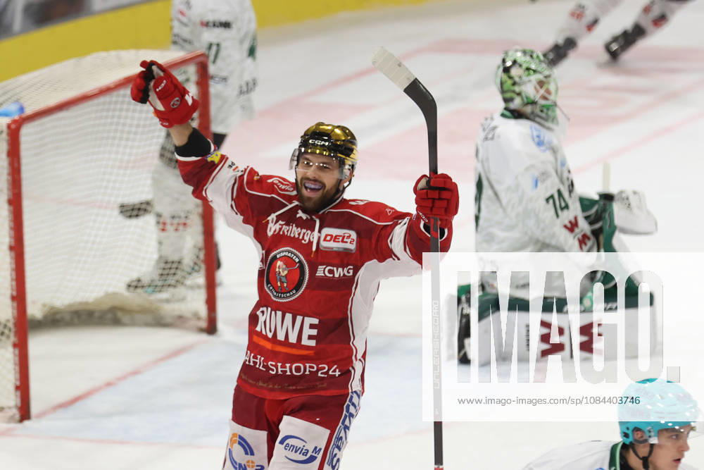 Sahnpark Crimmitschau 11.10.2026 Saison 2026 27 Eishockey 2. Bundesliga Hauptrunde Spiel 8. Kunsteisstadion Sachsen Sachsenderby Derby Eispiraten Eispiraten - Bietigheim Steelers Louis Brune EPC Jubelt nach seinem Tor zum 3:1 Crimmitschau Sachsen Germany