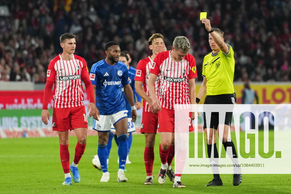 1. Bundesliga: SC Freiburg vs FC Schalke 04, 11.10.2026 Martin Petersen (Schiedsrichter) mit der Gelben Karte für Matthias Ginter (SC Freiburg, 28) 1. Bundesliga: SC Freiburg vs FC Schalke 04, Europa-Park-Stadion, 11.10.2026 DFB DFL REGULATIONS PROHIBIT ANY USE OF PHOTOGRAPHS AS IMAGE SEQUENCES AND OR QUASI-VIDEO.