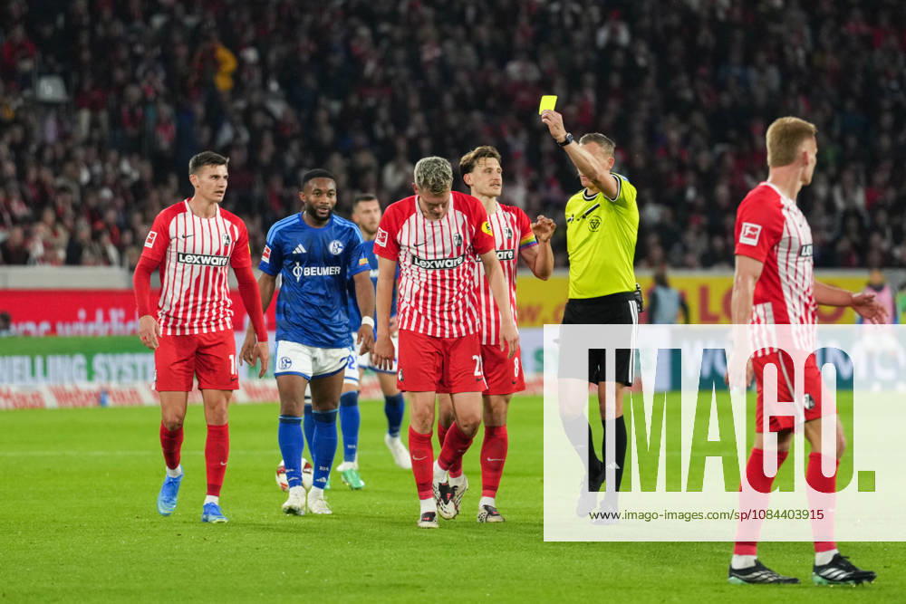1. Bundesliga: SC Freiburg vs FC Schalke 04, 11.10.2026 Martin Petersen (Schiedsrichter) mit der Gelben Karte für Matthias Ginter (SC Freiburg, 28) 1. Bundesliga: SC Freiburg vs FC Schalke 04, Europa-Park-Stadion, 11.10.2026 DFB DFL REGULATIONS PROHIBIT ANY USE OF PHOTOGRAPHS AS IMAGE SEQUENCES AND OR QUASI-VIDEO.