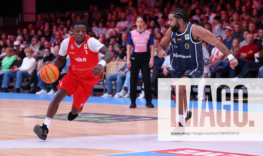 V.l. Antonio Williams (RheinStars Koeln 01), Tyreese Blunt (Eisbaeren Bremerhaven 00) GER, RheinStars Koeln vs. Eisbaeren Bremerhaven, Basketball, ProA, 4. Spieltag, Spielzeit 2026 2027, 11.10.2026 GER, RheinStars Koeln vs. Eisbaeren Bremerhaven, Basketball, ProA, 4. Spieltag, Spielzeit 2026 2027, 11.10.2026 RheinStars Koeln