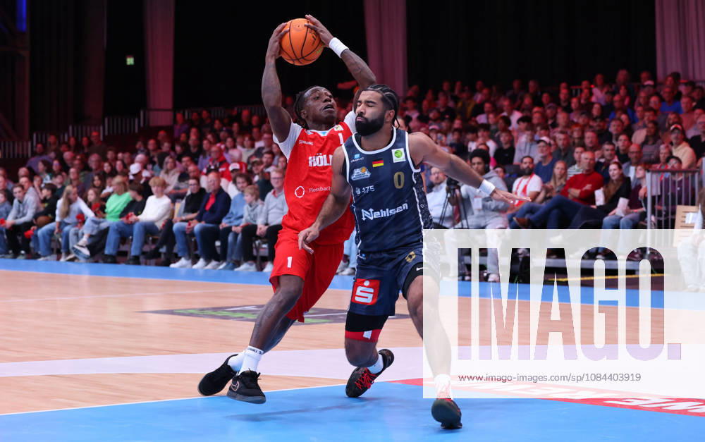 V.l. Antonio Williams (RheinStars Koeln 01), Tyreese Blunt (Eisbaeren Bremerhaven 00) GER, RheinStars Koeln vs. Eisbaeren Bremerhaven, Basketball, ProA, 4. Spieltag, Spielzeit 2026 2027, 11.10.2026 GER, RheinStars Koeln vs. Eisbaeren Bremerhaven, Basketball, ProA, 4. Spieltag, Spielzeit 2026 2027, 11.10.2026 RheinStars Koeln