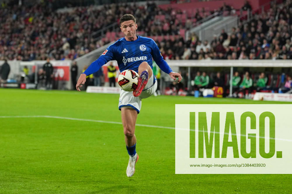 1. Bundesliga: SC Freiburg vs FC Schalke 04, 11.10.2026 Robin Gosens (FC Schalke 04, 8) mit einer Ballannahme in der Luft 1. Bundesliga: SC Freiburg vs FC Schalke 04, Europa-Park-Stadion, 11.10.2026 DFB DFL REGULATIONS PROHIBIT ANY USE OF PHOTOGRAPHS AS IMAGE SEQUENCES AND OR QUASI-VIDEO.