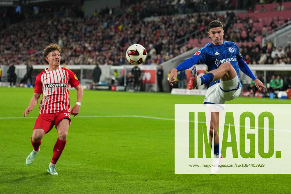 1. Bundesliga: SC Freiburg vs FC Schalke 04, 11.10.2026 Robin Gosens (FC Schalke 04, 8) mit einer Ballannahme in der Luft 1. Bundesliga: SC Freiburg vs FC Schalke 04, Europa-Park-Stadion, 11.10.2026 DFB DFL REGULATIONS PROHIBIT ANY USE OF PHOTOGRAPHS AS IMAGE SEQUENCES AND OR QUASI-VIDEO.
