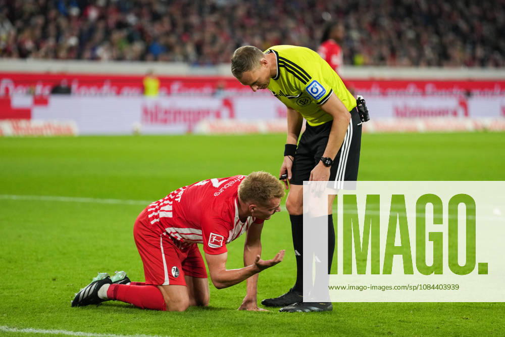 1. Bundesliga: SC Freiburg vs FC Schalke 04, 11.10.2026 Philipp Lienhart (SC Freiburg, 3) am Diskutieren mit Martin Petersen (Schiedsrichter) 1. Bundesliga: SC Freiburg vs FC Schalke 04, Europa-Park-Stadion, 11.10.2026 DFB DFL REGULATIONS PROHIBIT ANY USE OF PHOTOGRAPHS AS IMAGE SEQUENCES AND OR QUASI-VIDEO.
