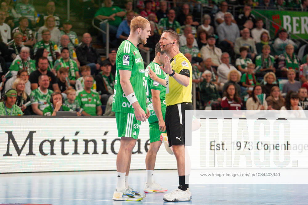 Im Bild: Schiedsrichter im Gespraech mit Matthes Langhoff (Fuechse Berlin, 25) 11.10.2026, Fuechse Berlin - TVB Lemgo Lippe, HBL, Handball-Bundesliga, Saison 2026 27, Max-Schmeling-Halle
