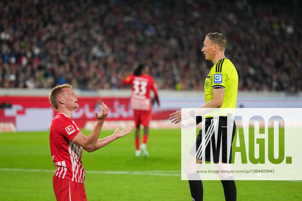 1. Bundesliga: SC Freiburg vs FC Schalke 04, 11.10.2026 Philipp Lienhart (SC Freiburg, 3) am Diskutieren mit Martin Petersen (Schiedsrichter) 1. Bundesliga: SC Freiburg vs FC Schalke 04, Europa-Park-Stadion, 11.10.2026 DFB DFL REGULATIONS PROHIBIT ANY USE OF PHOTOGRAPHS AS IMAGE SEQUENCES AND OR QUASI-VIDEO.