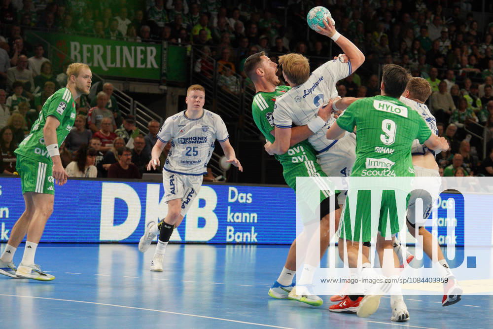 Im Bild: Im Zweikampf 11.10.2026, Fuechse Berlin - TVB Lemgo Lippe, HBL, Handball-Bundesliga, Saison 2026 27, Max-Schmeling-Halle