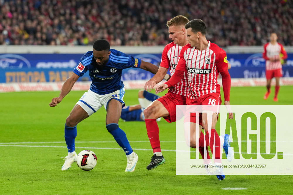 1. Bundesliga: SC Freiburg vs FC Schalke 04, 11.10.2026 Moussa Sylla (FC Schalke 04, 9) mit einer Chance im Freiburger Sechszehner im Zweikampf mit Yannik Engelhardt (SC Freiburg, 16) 1. Bundesliga: SC Freiburg vs FC Schalke 04, Europa-Park-Stadion, 11.10.2026 DFB DFL REGULATIONS PROHIBIT ANY USE OF PHOTOGRAPHS AS IMAGE SEQUENCES AND OR QUASI-VIDEO.