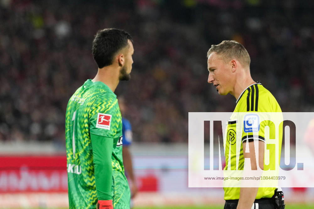 1. Bundesliga: SC Freiburg vs FC Schalke 04, 11.10.2026 Mio Backhaus (SC Freiburg, ) und Martin Petersen (Schiedsrichter) 1. Bundesliga: SC Freiburg vs FC Schalke 04, Europa-Park-Stadion, 11.10.2026 DFB DFL REGULATIONS PROHIBIT ANY USE OF PHOTOGRAPHS AS IMAGE SEQUENCES AND OR QUASI-VIDEO.