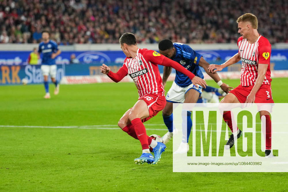 1. Bundesliga: SC Freiburg vs FC Schalke 04, 11.10.2026 Moussa Sylla (FC Schalke 04, 9) mit einer Chance im Freiburger Sechszehner im Zweikampf mit Yannik Engelhardt (SC Freiburg, 16) 1. Bundesliga: SC Freiburg vs FC Schalke 04, Europa-Park-Stadion, 11.10.2026 DFB DFL REGULATIONS PROHIBIT ANY USE OF PHOTOGRAPHS AS IMAGE SEQUENCES AND OR QUASI-VIDEO.